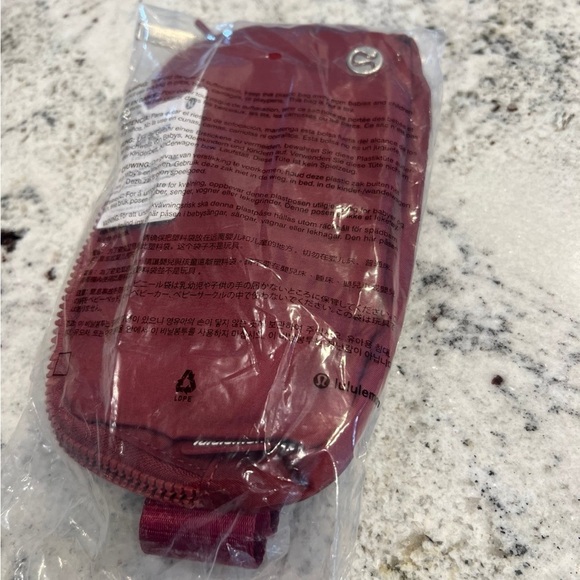 🍁🍂Brand New Lululemon belt bag in 1L Red Merlot crossbody fannypack - Picture 6 of 6